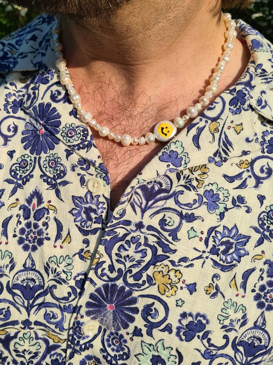 Model Fabi trägt die Länge 50cm unserer Smiley Kette