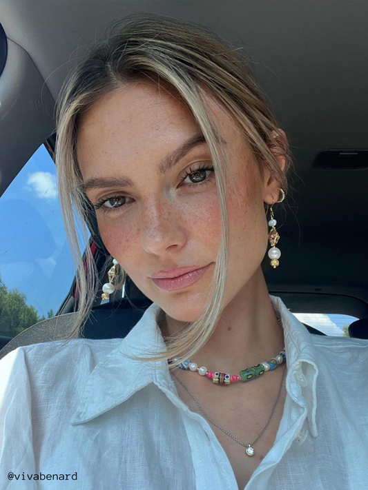 Influencerin @vivabenard trägt Saint Maxime Ohrringe und Tamale Choker der Schmuckmarke Frederik Sue