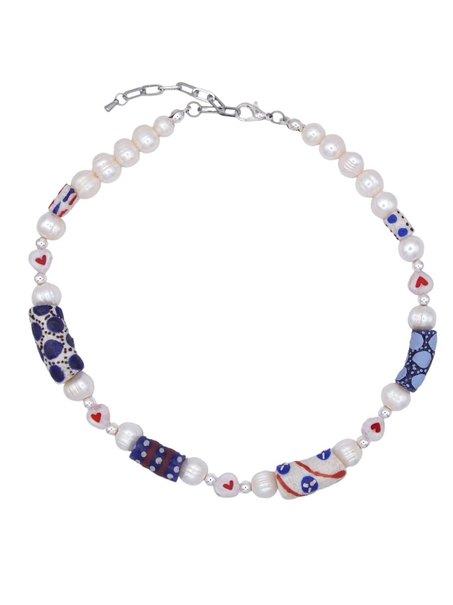 Blau-weiß-rote Kette mit Süßwasserperlen und blau-weißen handbemalten Pulverglasperlen aus Ghana, mit einem echten Silberverschluss aus 925 Sterlingsilber.