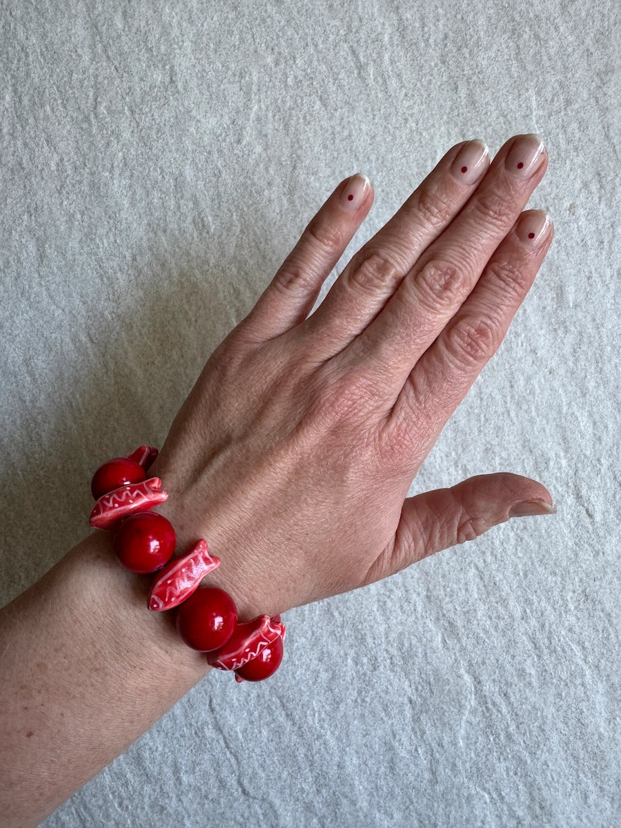 Rotes Fischarmband am Handgelenkt